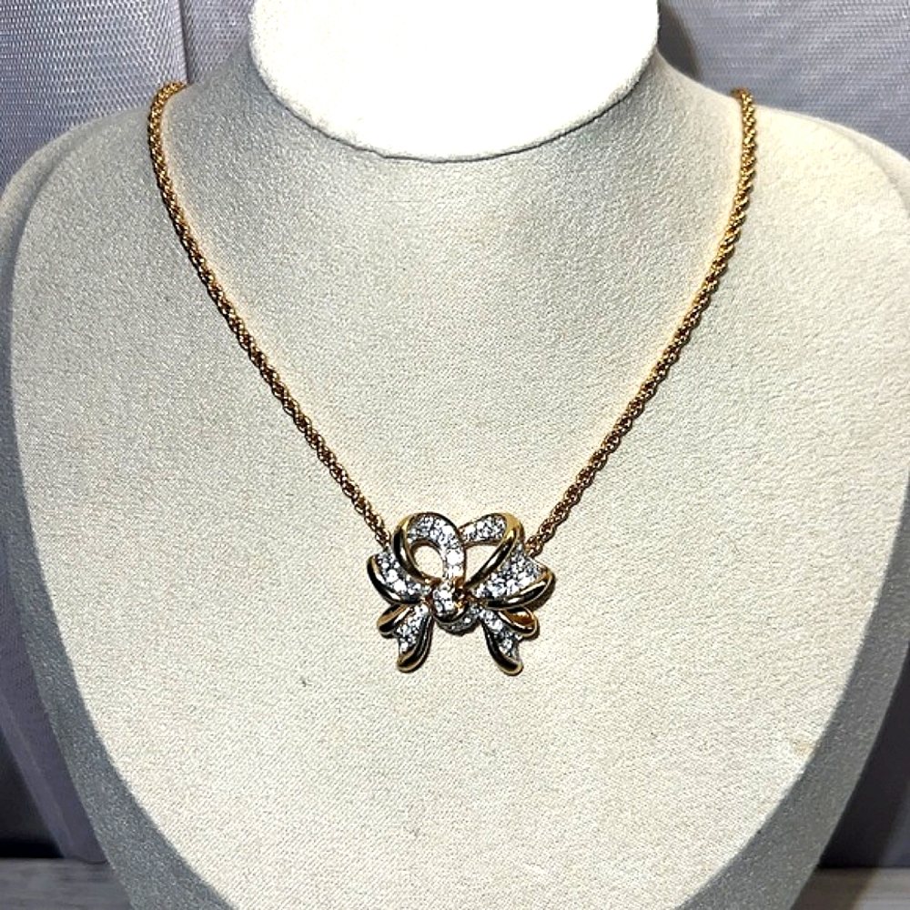 Stunning gold bow diamond necklace, secure latch.